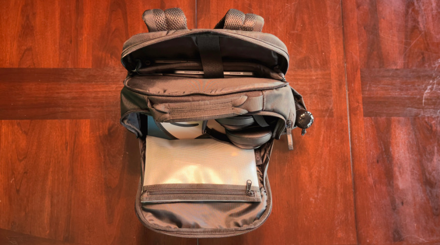 The two main compartments of the OGIO Pace