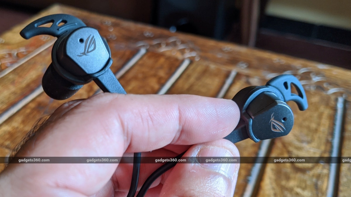 asus rog cetra review both earphones Asus  Asus ROG Cetra
